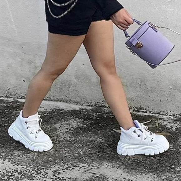 𝙇𝙖𝙨𝙩 𝙎𝙞𝙯 5.5 🖤Moon Walk Lace-Up Platform - Picture 9 of 9